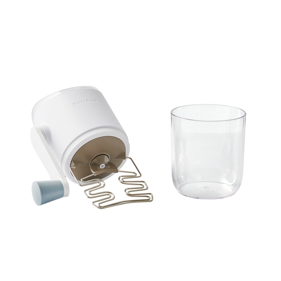 Weißes Küchengerät mit Zubehör und einem transparenten Becher auf weißem Hintergrund.