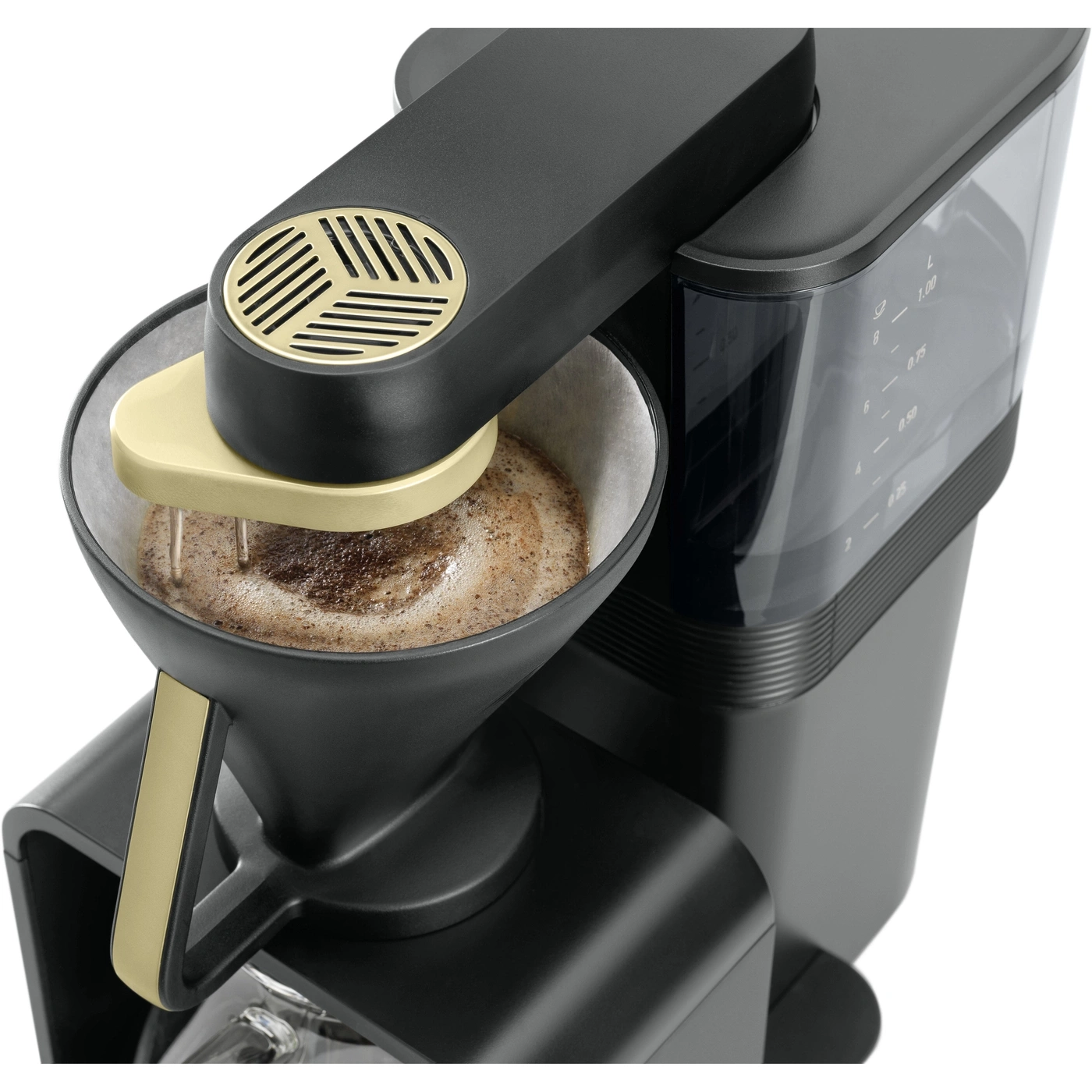Kaffeemaschine mit Filter und Wasserbehälter, Detailaufnahme, schwarz und gold