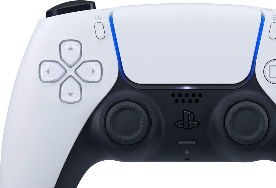 Nahaufnahme eines weißen PlayStation 5 DualSense-Controllers mit schwarzen Akzenten und Tasten.