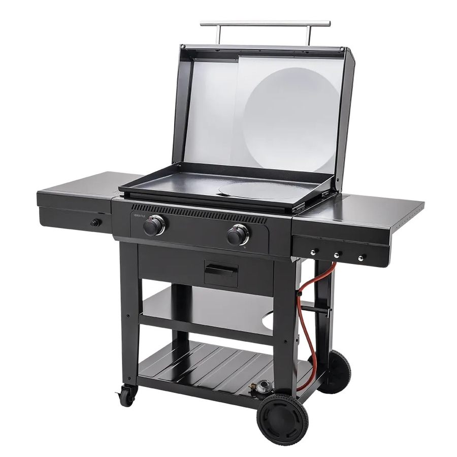 Schwarzer Grill mit Deckel, Rädern und Regalen, ideal für das Grillen im Freien.