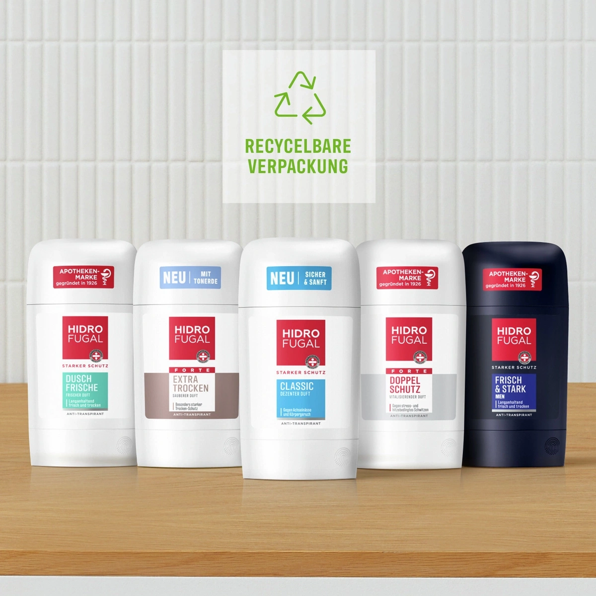 Fünf Hidrofugal Deosticks auf einem Holzregal.