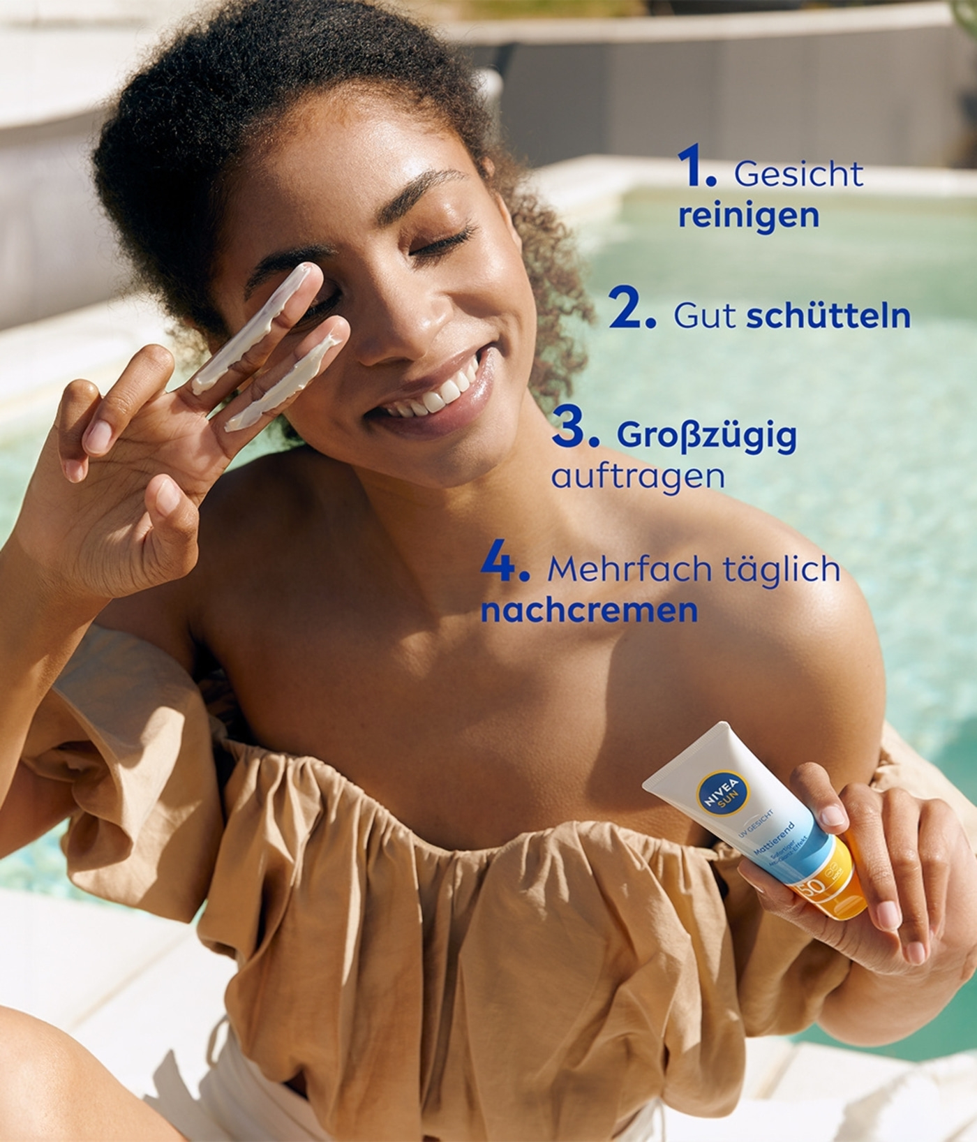 Frau mit Sonnencreme, Schritte zur Anwendung: reinigen, schütteln, auftragen, nachcremen.