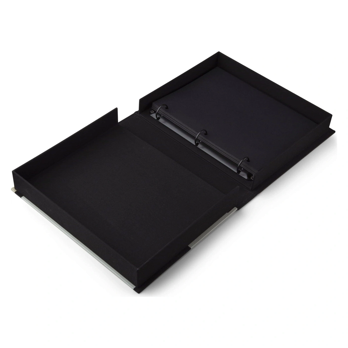 Offenes schwarzes Buch mit Ringen und schwarzem Papier