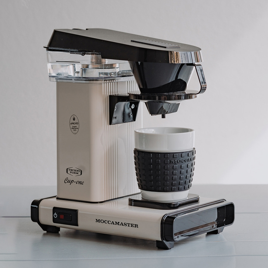 Kaffeemaschine, weiß und schwarz, mit Tasse, Moccamaster, Cup-one, Techno-Vorm