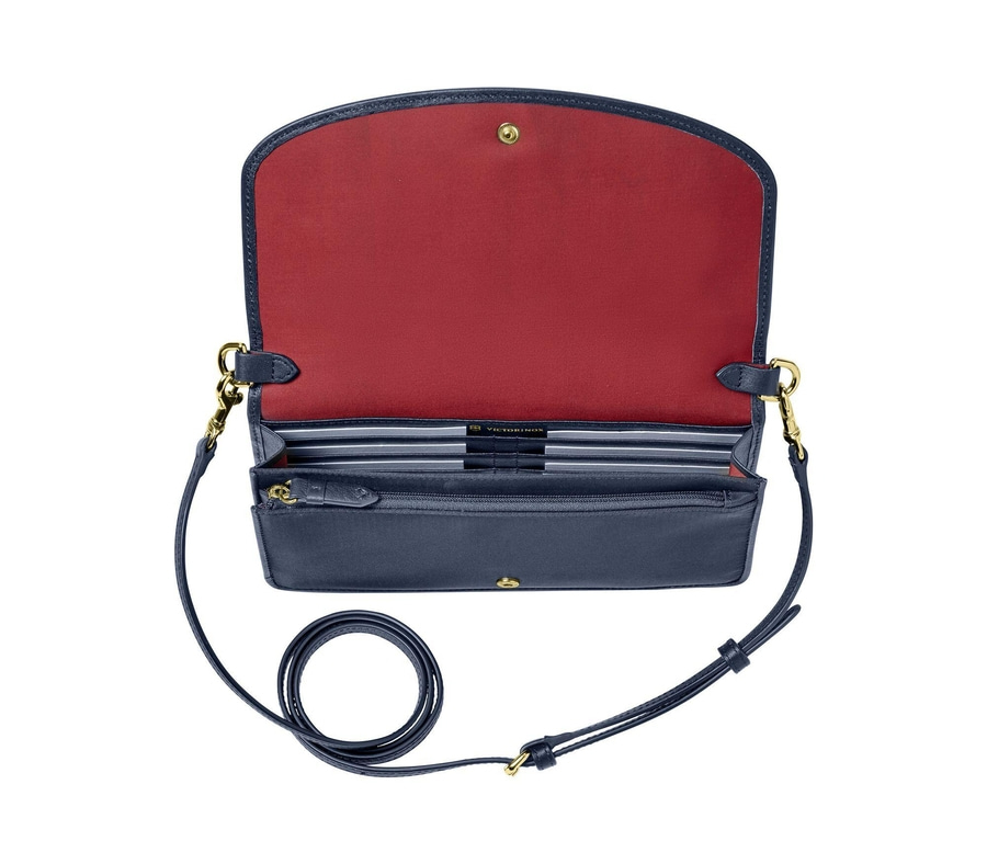 Dunkelblaue Victorinox-Geldbörse mit rotem Innenfutter und Schulterriemen, offen