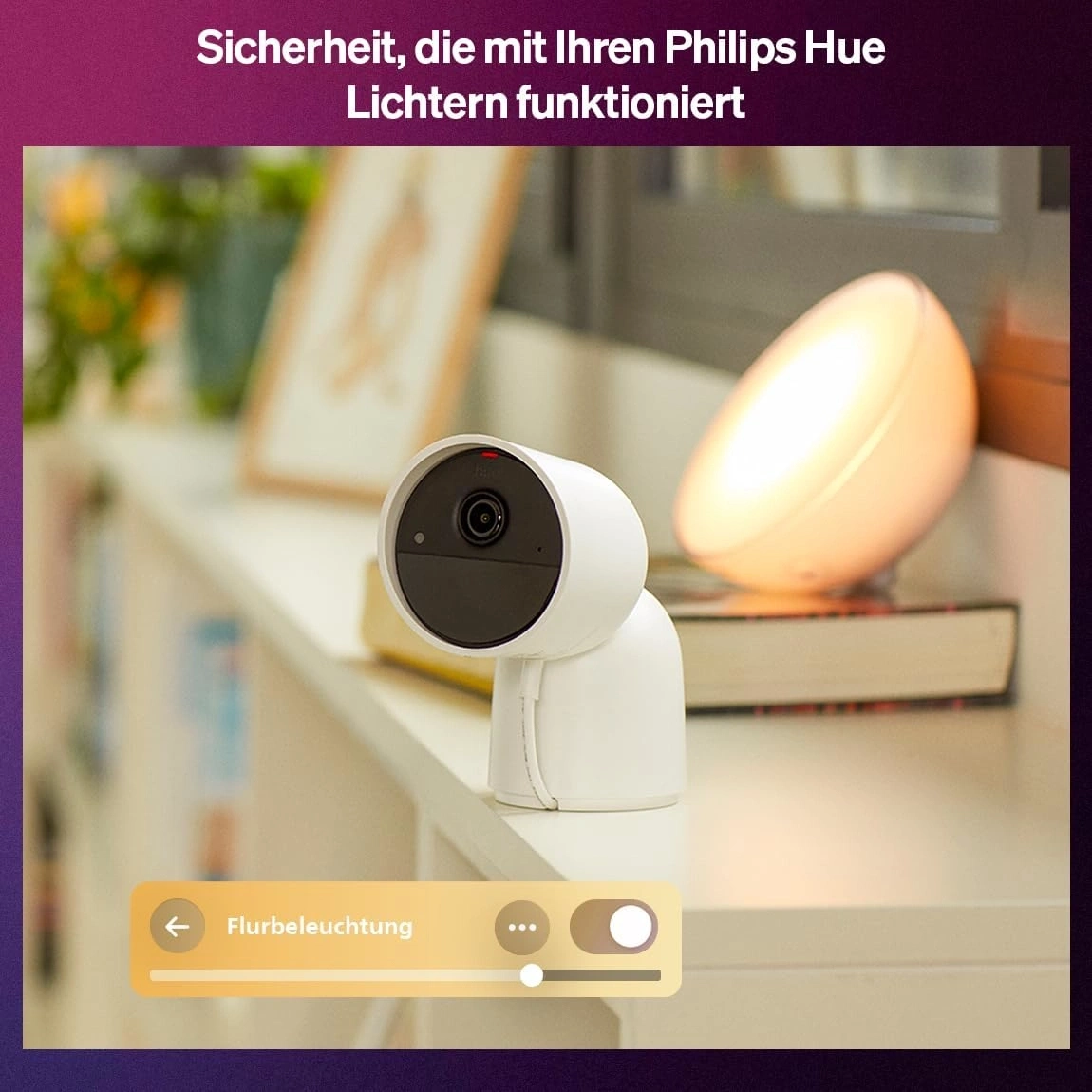Eine weiße Überwachungskamera und eine Philips Hue Lampe auf einem Regal.