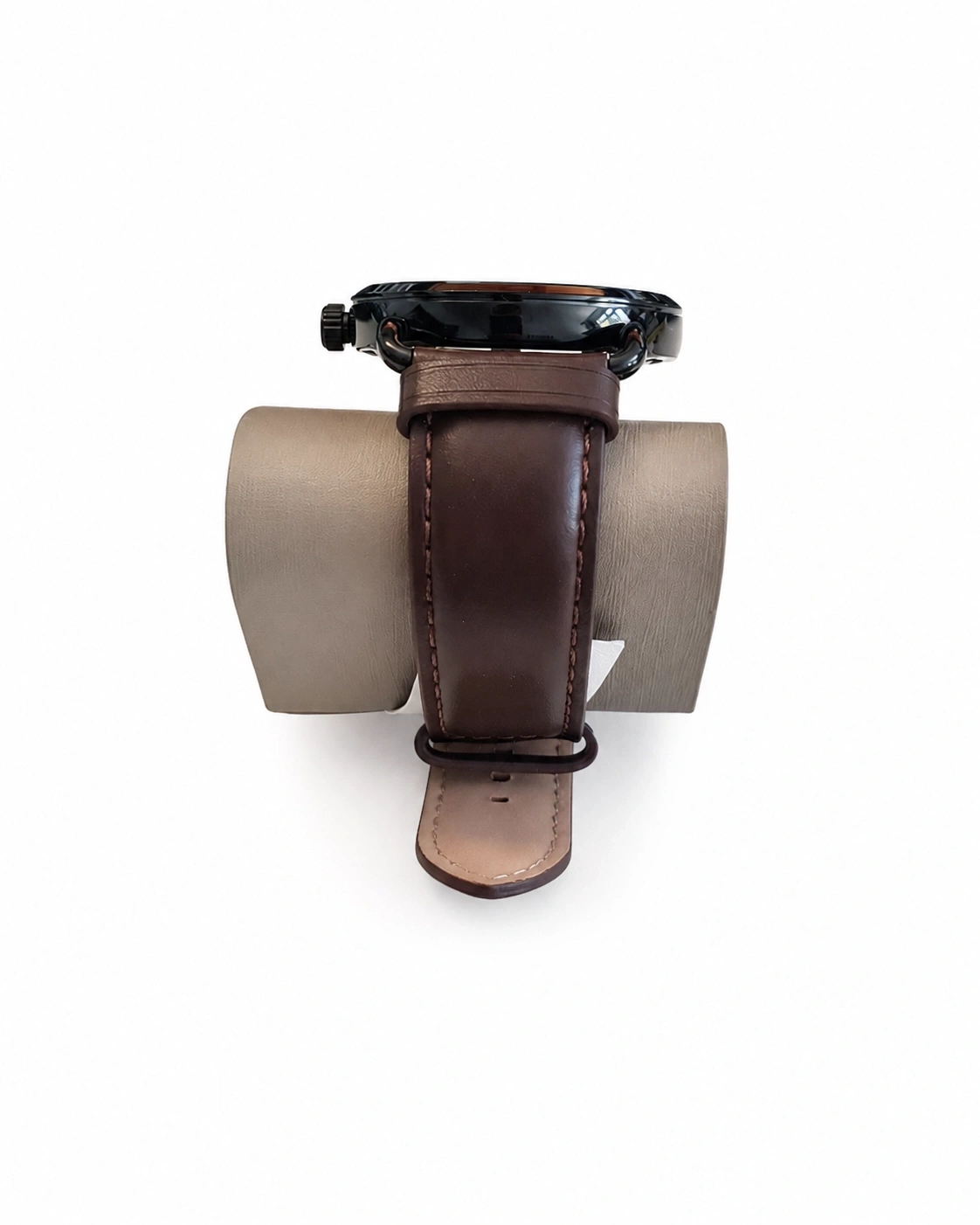 Braunes Lederarmband einer Armbanduhr auf einem Ständer