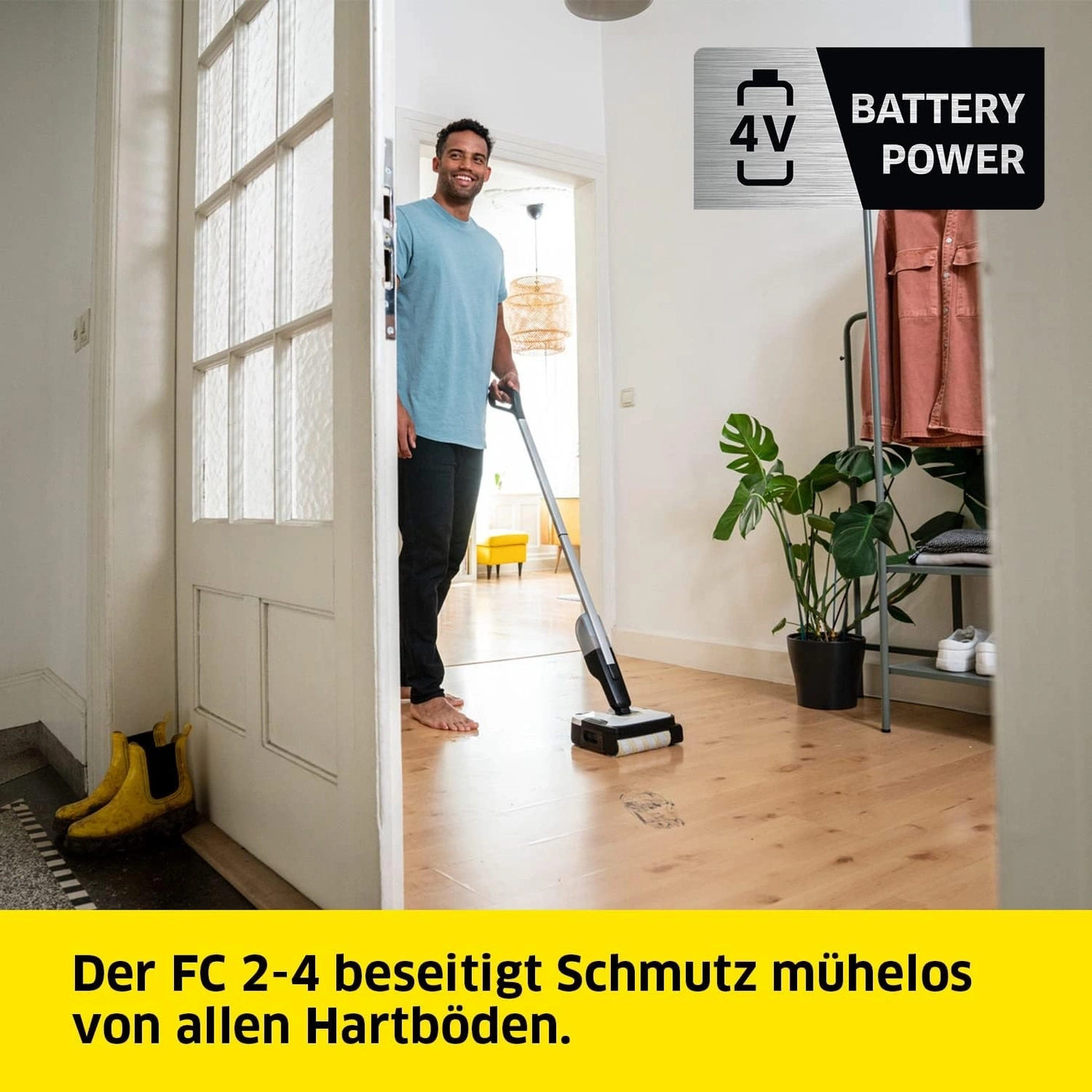 Mann reinigt Boden mit Gerät, 4V Batterie.