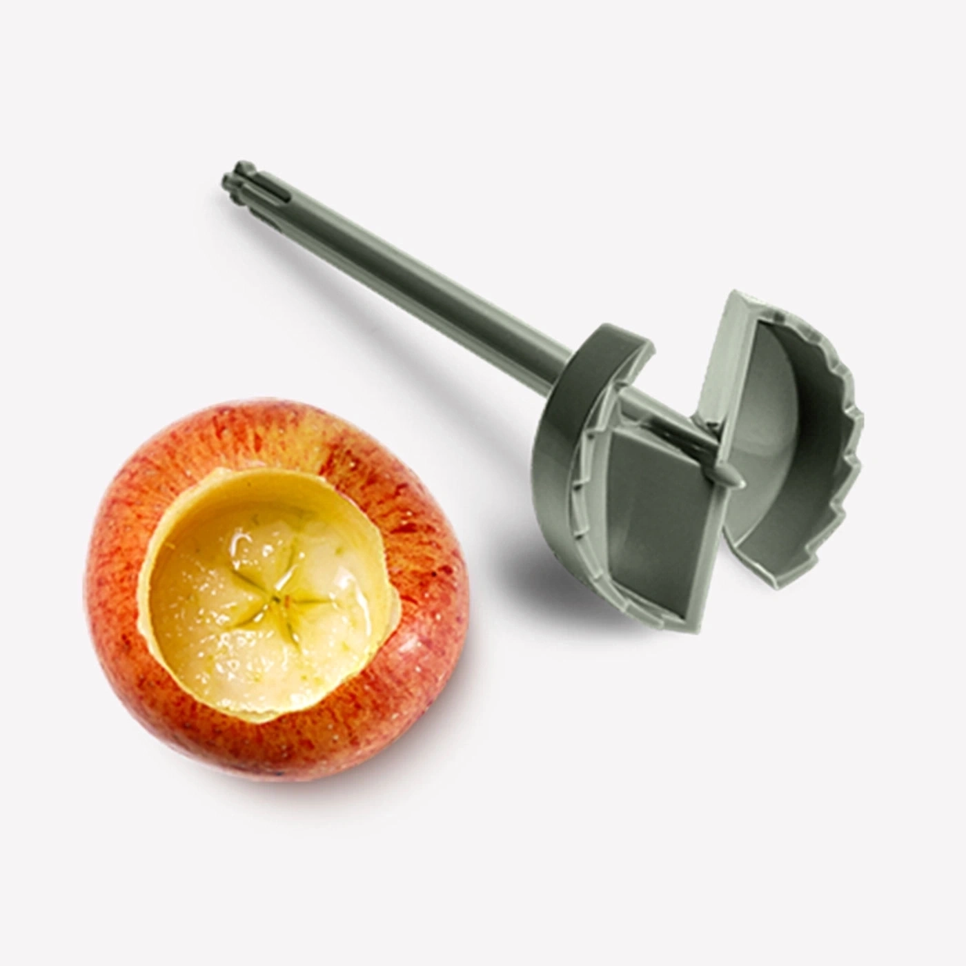 Apfel mit Apfelausstecher, der Apfel ist ausgehöhlt, weißer Hintergrund
