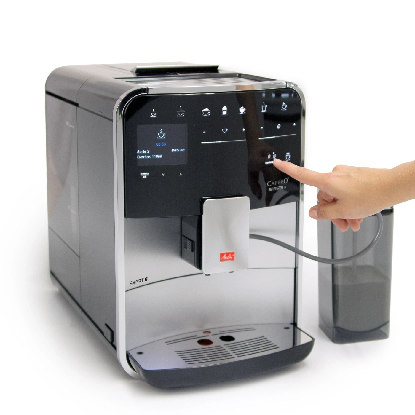 Kaffeemaschine mit Touchscreen, Bedienung durch Finger, Anzeige von Getränkeoptionen und Uhrzeit.