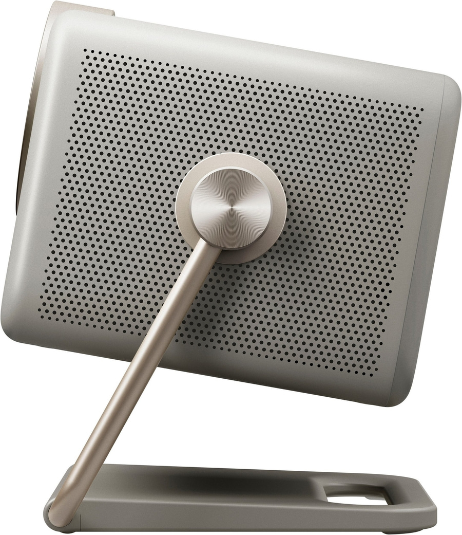 Ein silberner Lautsprecher mit Lochmuster und einem verstellbaren Ständer.