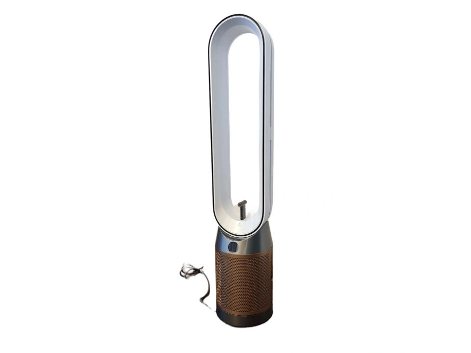 Ein futuristischer Turmventilator in Weiß und Silber mit einem geflochtenen braunen Sockel und einem Kabel.