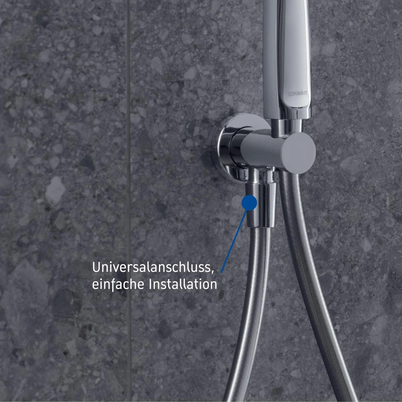 Duschkopf mit Universalanschluss und einfacher Installation an grauer Wand