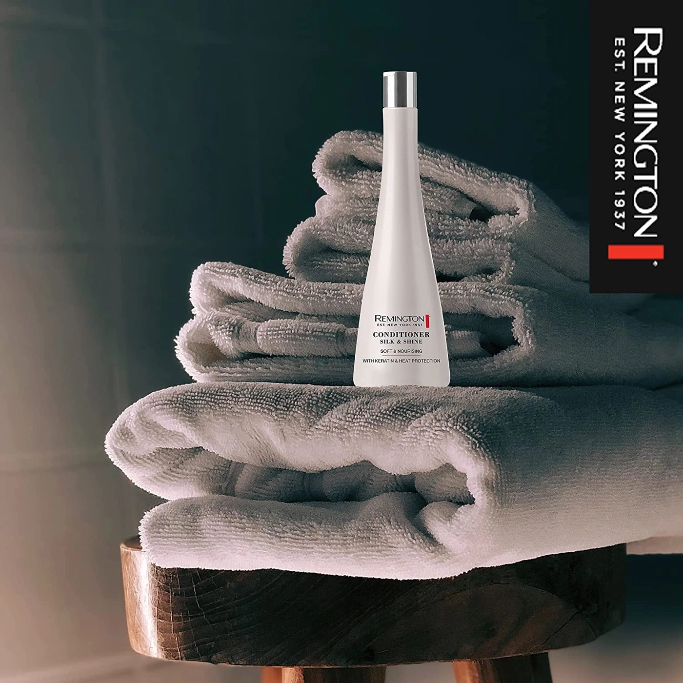 Produkt von Remington auf Handtüchern. Conditioner Silk & Shine. Weich und pflegend.