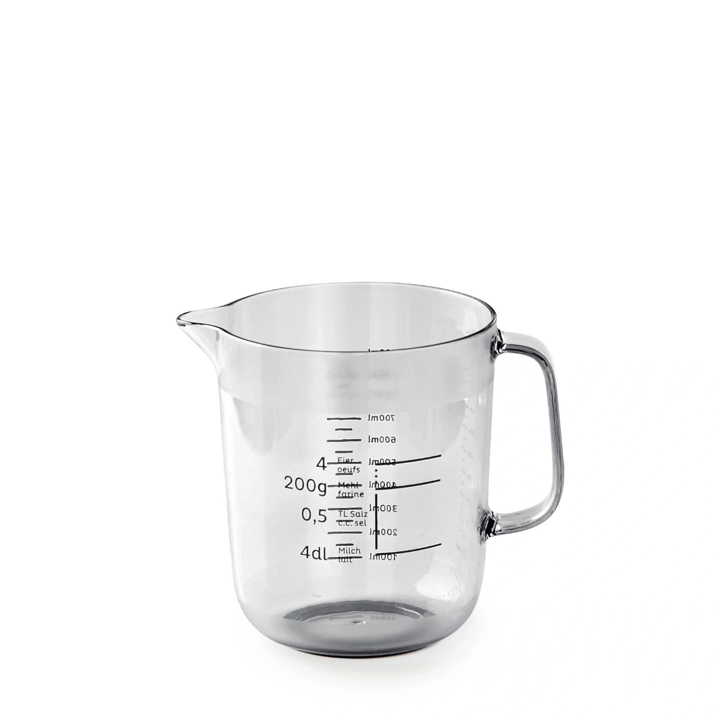 Messbecher mit Markierungen für Zutaten wie Mehl, Eier und Milch.