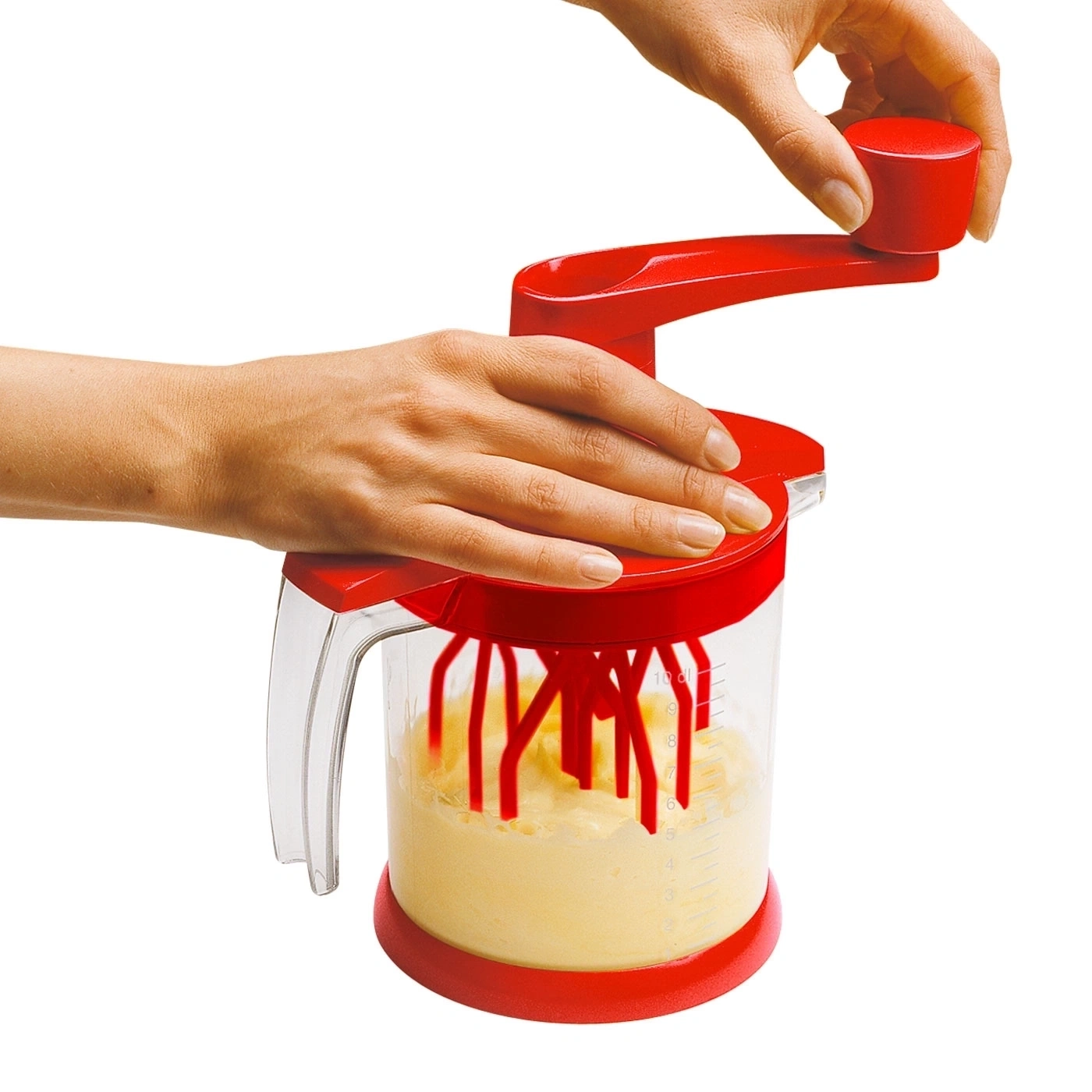 Person benutzt einen roten Handmixer, um eine gelbe Substanz zu verrühren.
