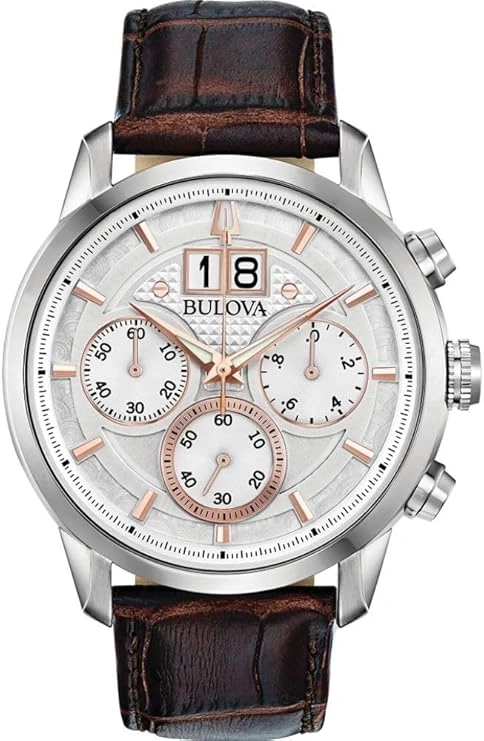 Bulova-Uhr mit silbernem Gehäuse, weißem Zifferblatt und braunem Lederarmband. Chronographen-Design.
