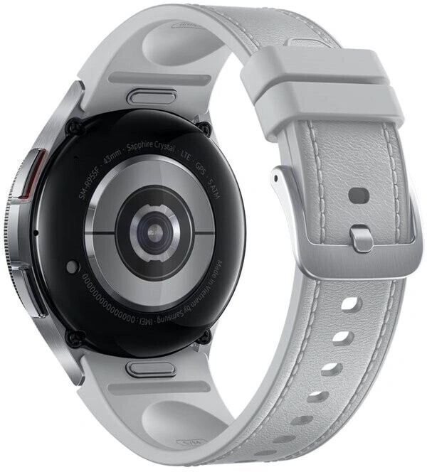 Nahaufnahme einer Smartwatch mit weißem Armband, Details zur Rückseite.