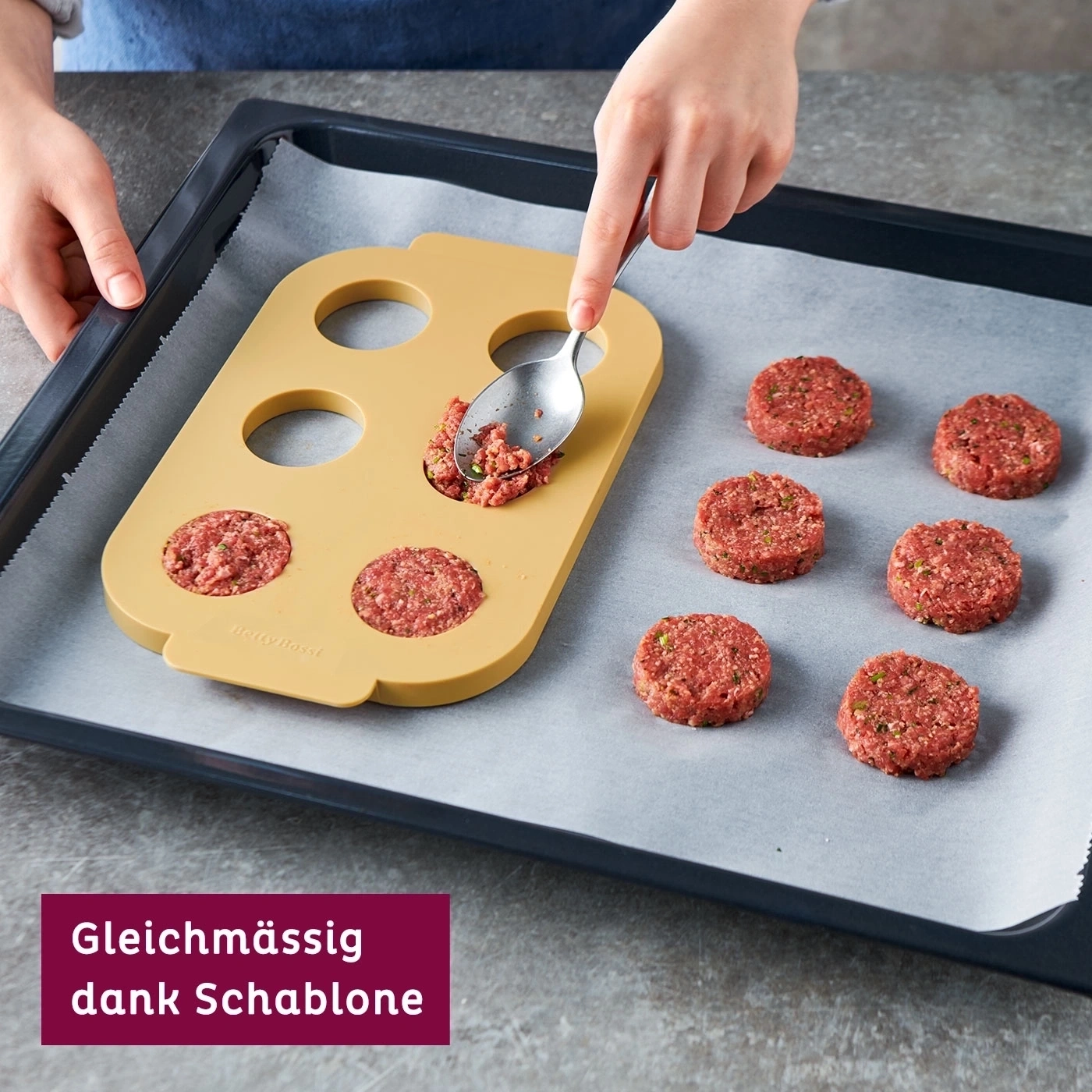 Person formt Fleischbällchen mit einer Schablone auf einem Backblech.