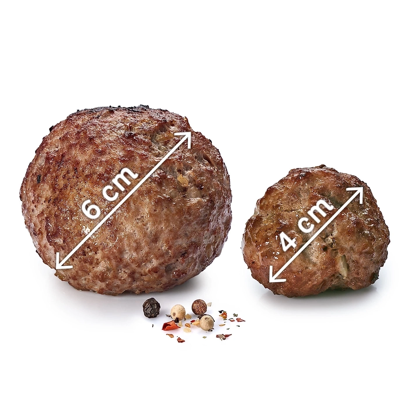 Zwei Fleischbällchen, eines 6 cm, das andere 4 cm, mit Gewürzen.