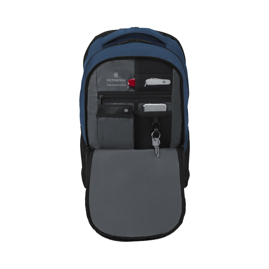 Blauer Victorinox Rucksack mit geöffneten Taschen und Zubehör.