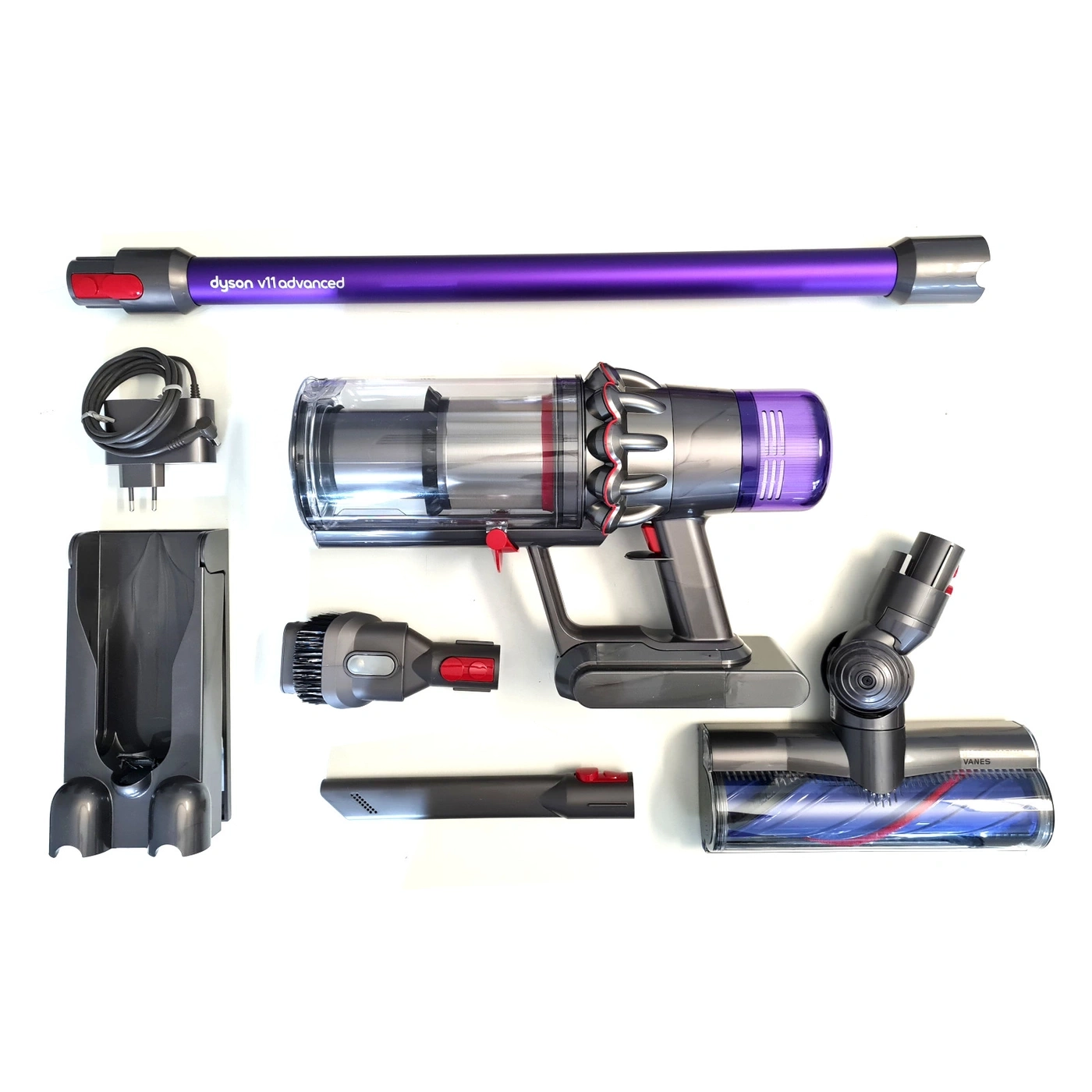 Dyson V11 Advanced Staubsauger mit Zubehör auf weißem Hintergrund.