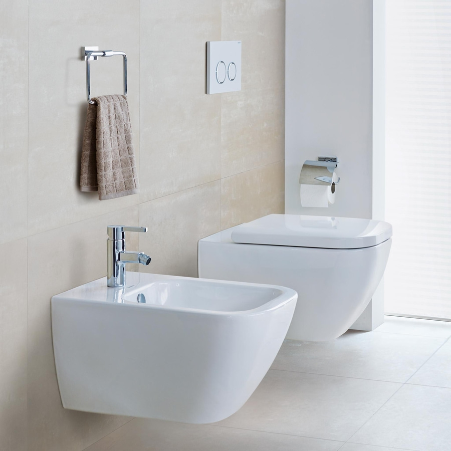 Badezimmer mit Toilette, Bidet, Handtuchhalter und Toilettenpapierhalterung. Moderne Einrichtung.