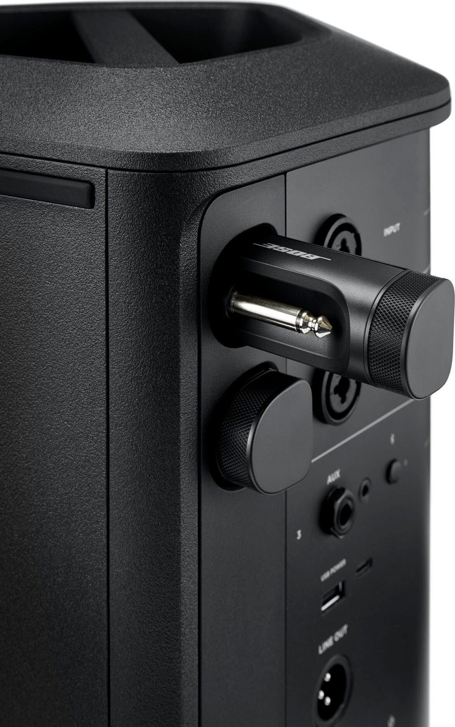 Schwarzes Bose-Gerät mit Anschlüssen und Knöpfen, Nahaufnahme.