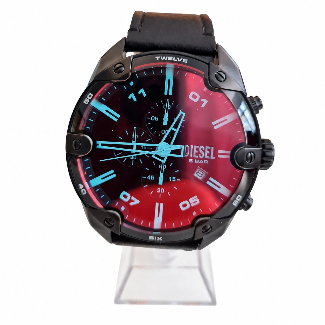 Schwarzes Diesel-Armbanduhr mit rotem Zifferblatt und blauen Indizes auf einem Ständer.