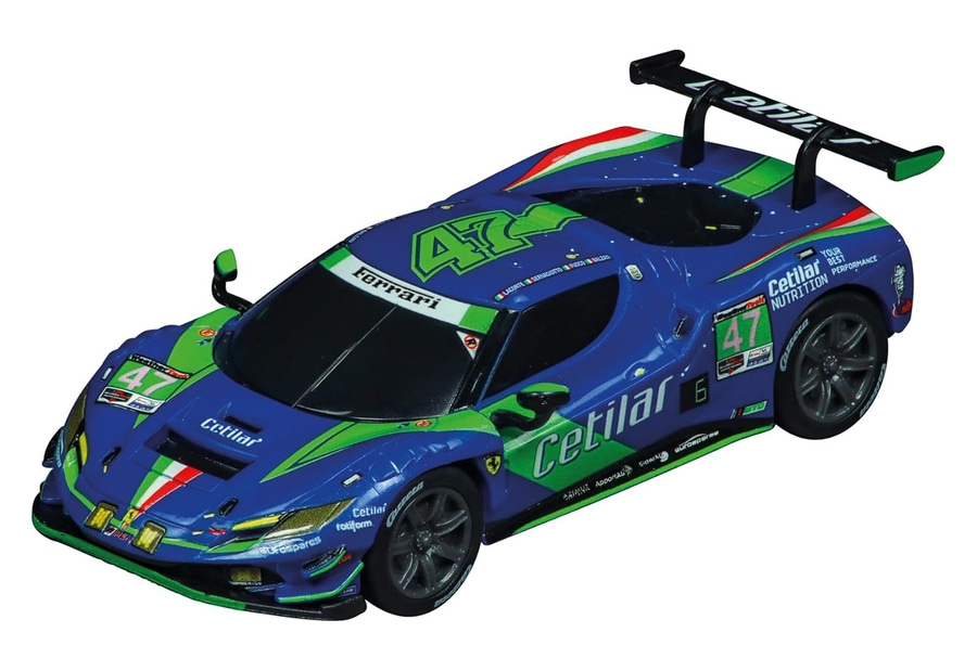 Blaues Rennauto mit grünen Akzenten und der Nummer 47, Ferrari-Logo.