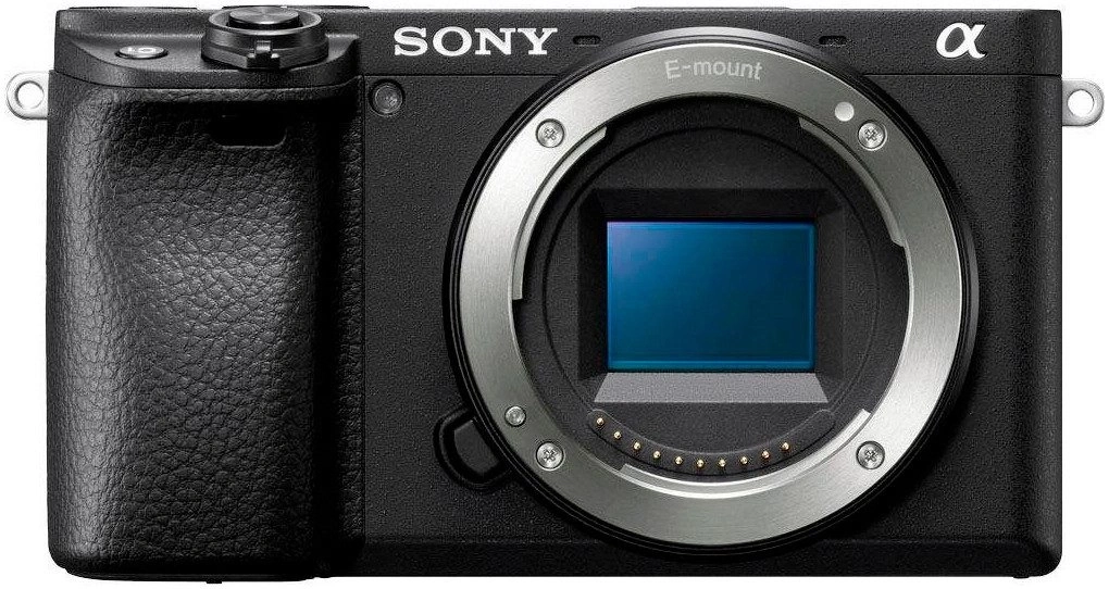 Eine schwarze Sony Alpha E-Mount Kamera mit silbernem Objektivanschluss und Sensor