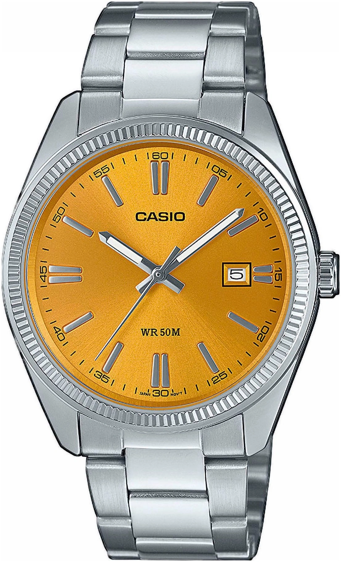 Eine Nahaufnahme einer goldenen Casio-Uhr mit silbernem Armband und Datumsanzeige.