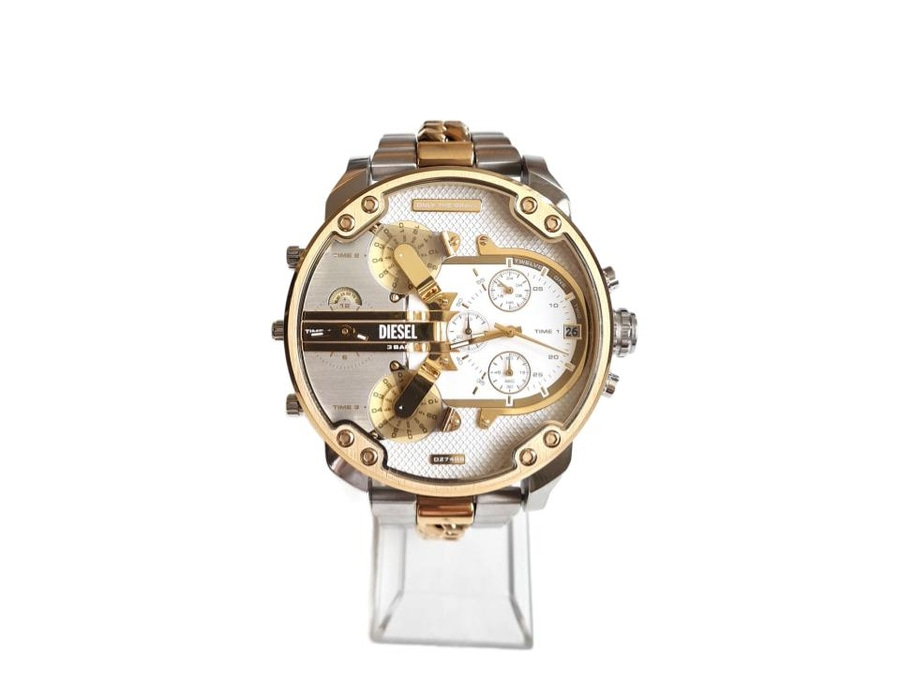 Ein silberner und goldener Diesel Herrenuhr mit drei Zifferblättern