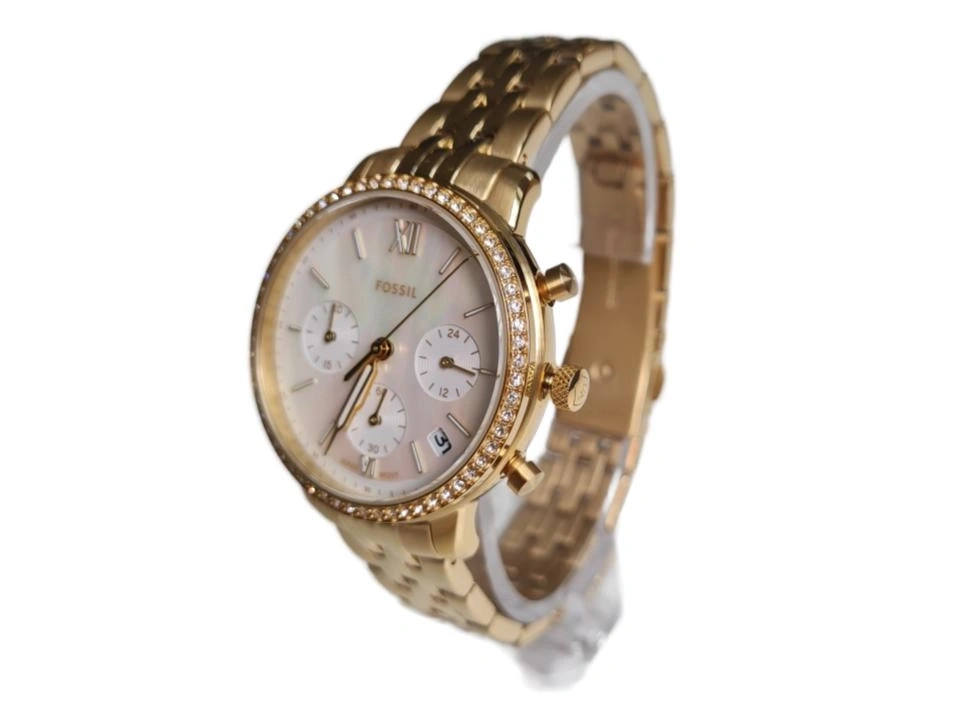 Eine elegante goldene Fossil-Damenuhr mit Zirkonia-Besatz am Zifferblatt. Eine modische Uhr mit einem Armband aus Gliedern.