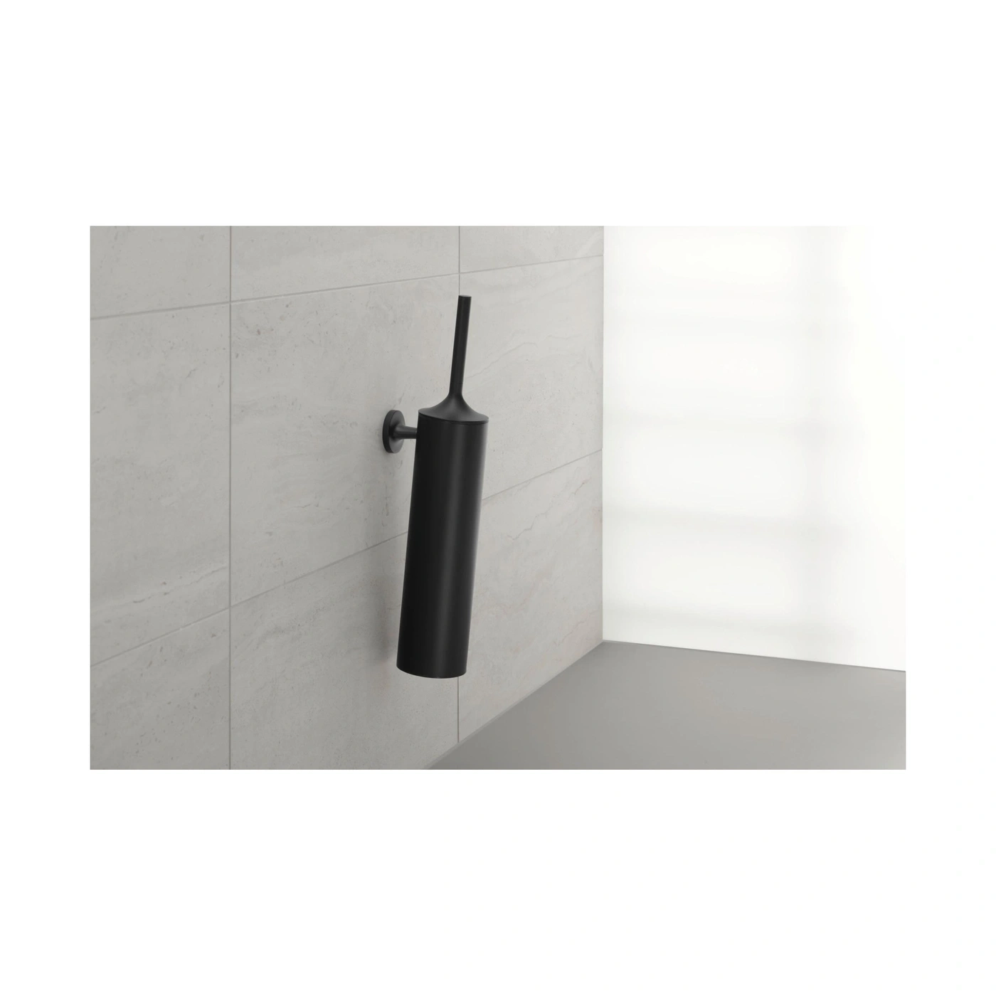 Schwarze Toilettenbürste an der Wand. Modernes Badezimmer-Accessoire. Sauberkeit.