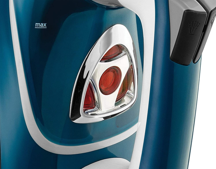 Blaues Bügeleisen mit Chromdetails und rotem Licht, das auf max. hinweist.