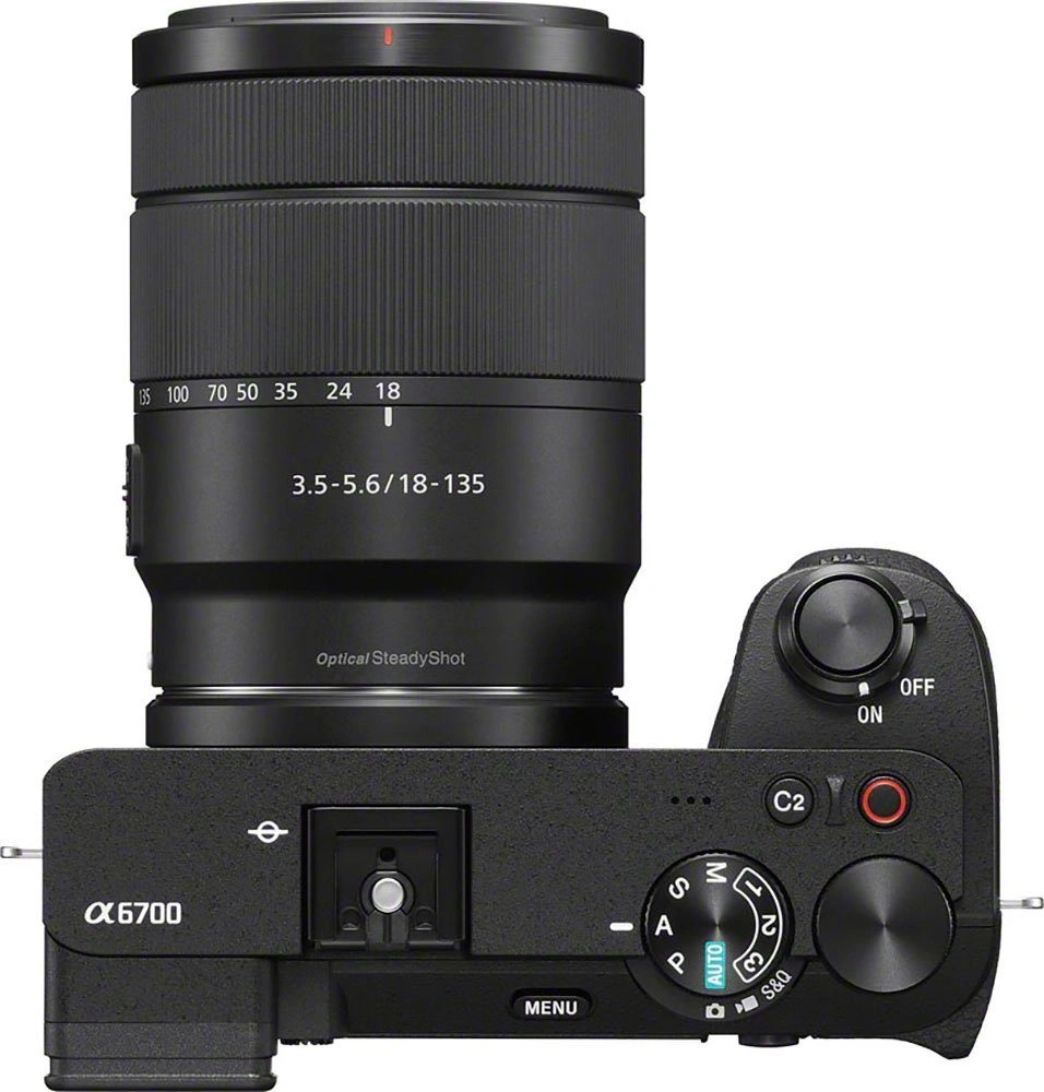 Eine schwarze Sony Alpha 6700 Kamera mit einem 18-135mm Objektiv, von oben gesehen.