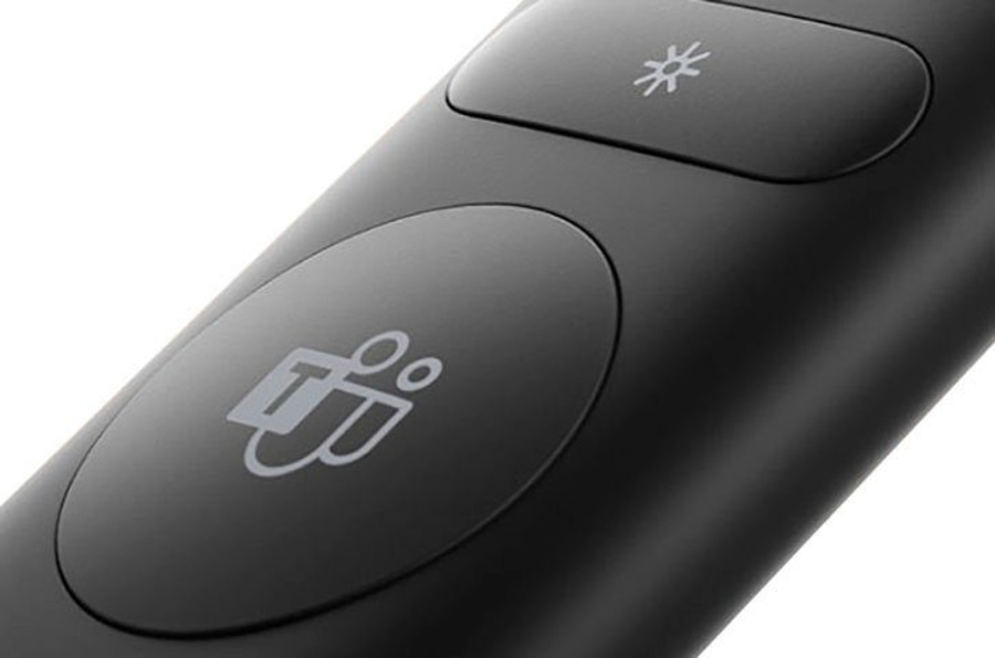 Nahaufnahme einer schwarzen Fernbedienung mit zwei beleuchteten Symbolen