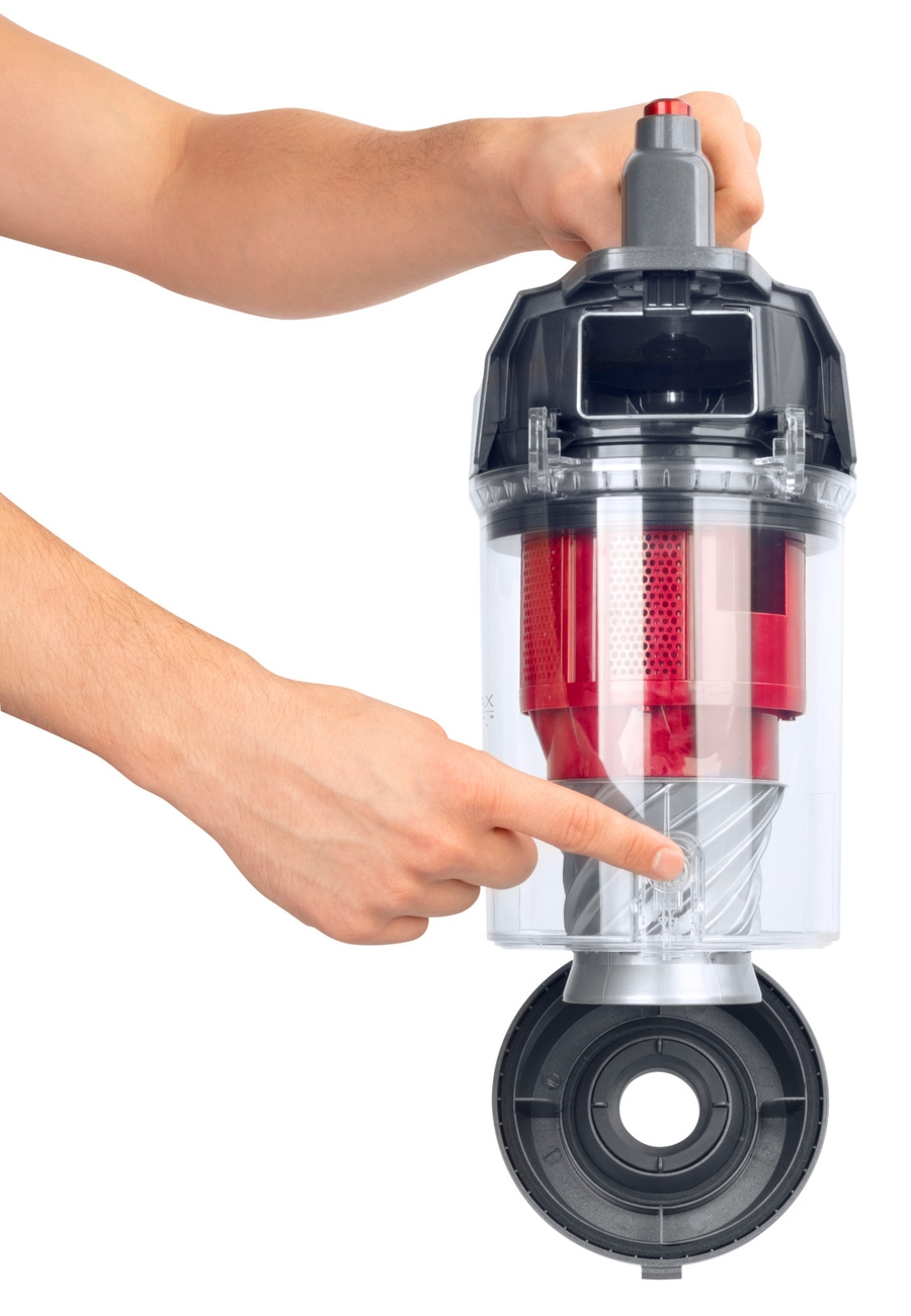 Hand hält Staubsaugerbehälter und drückt Knopf