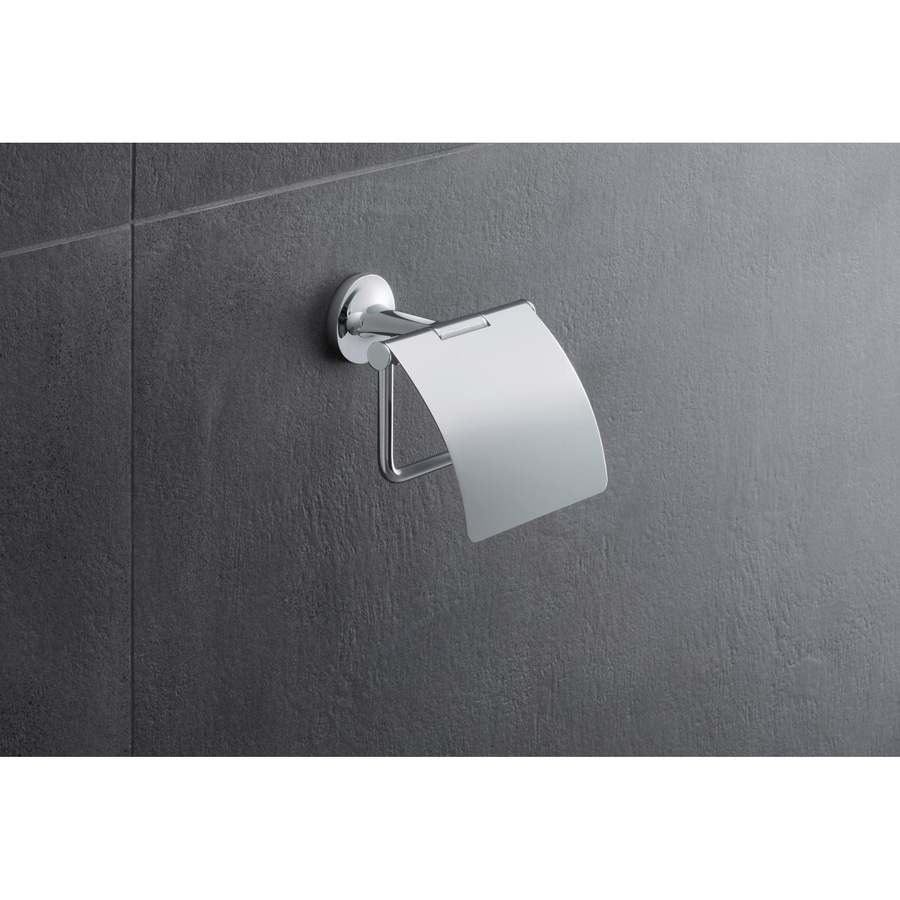 Chrom-Toilettenpapierhalter an grauer Wand. Badezimmer-Accessoire. Glänzende Oberfläche.