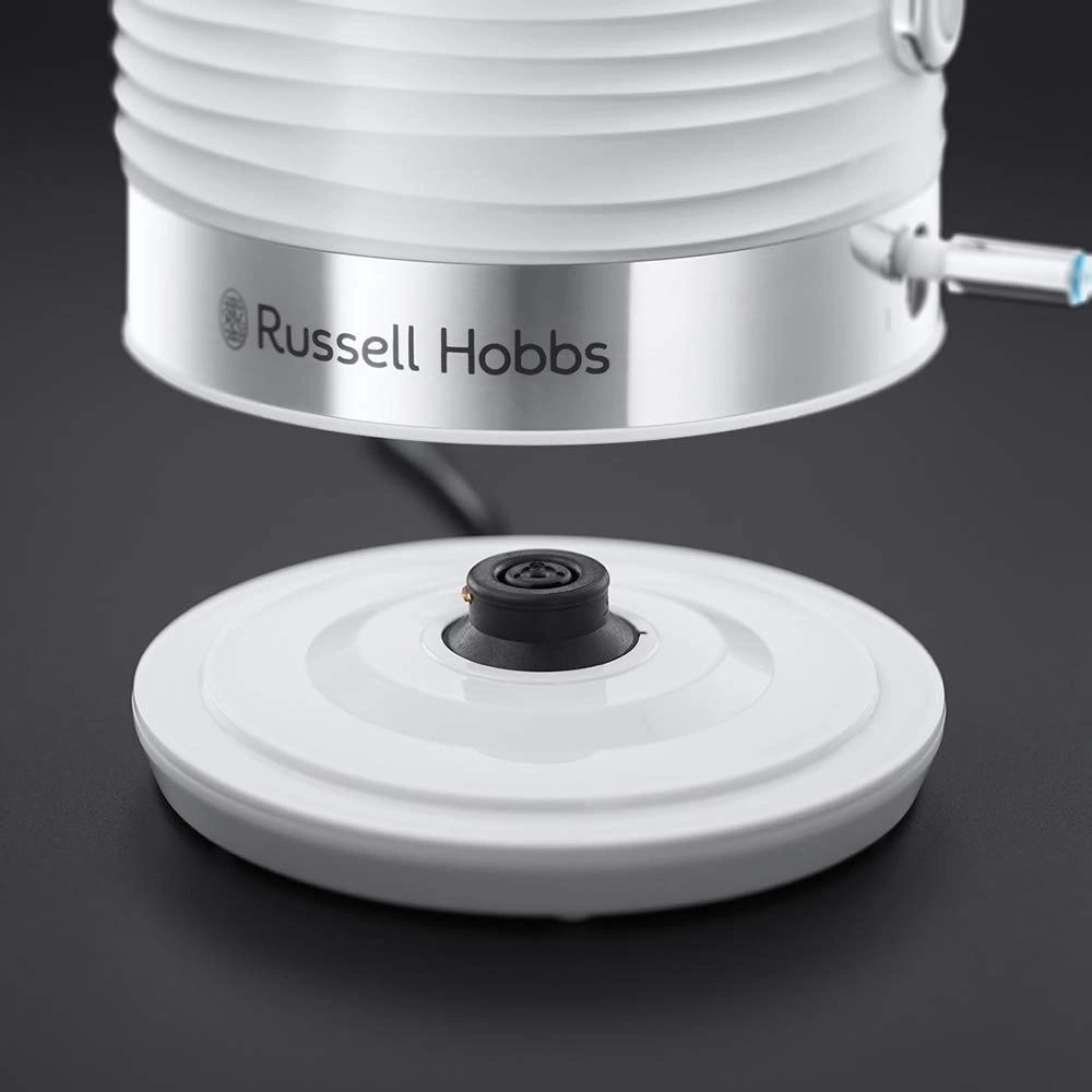 Nahaufnahme eines weißen Wasserkochers der Marke Russell Hobbs auf schwarzem Hintergrund