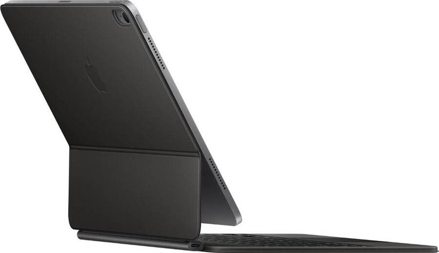 Ein schwarzes iPad Pro mit Magic Keyboard auf weißem Hintergrund