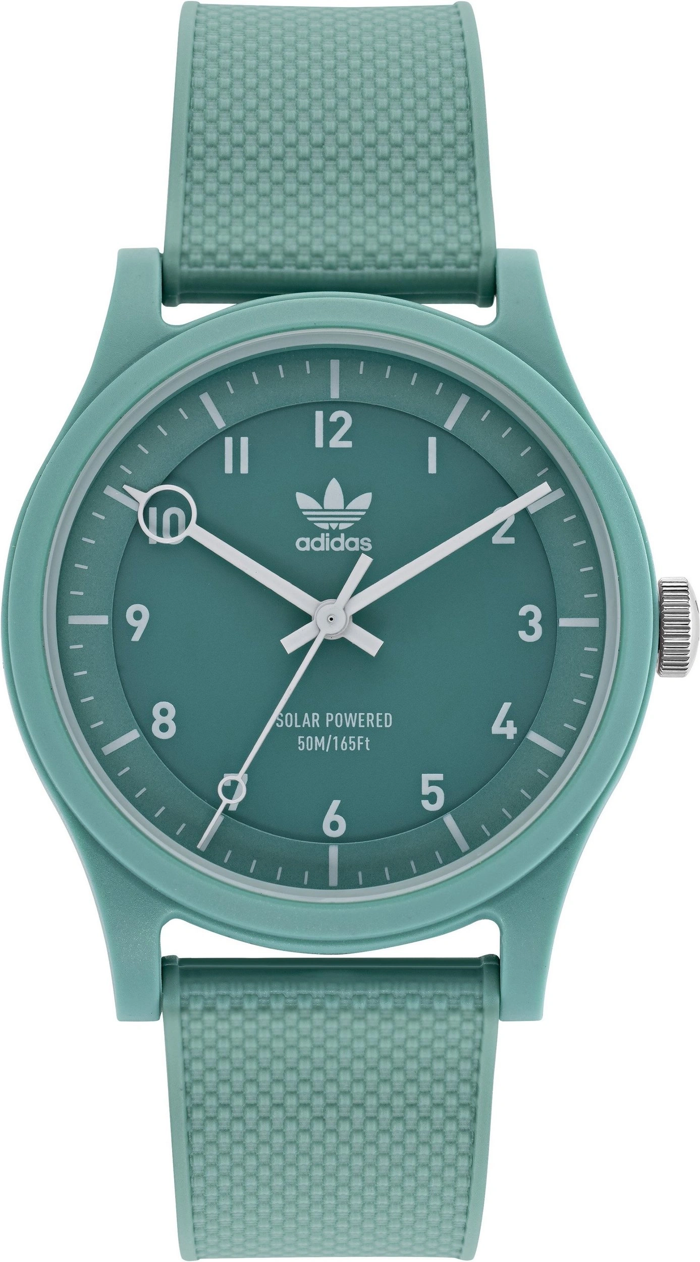 Ein grüne Adidas Uhr mit weißen Zeigern und Zahlen.