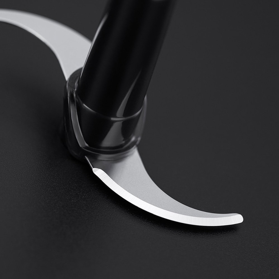 Nahaufnahme eines schwarzen Mixers mit scharfer Klinge auf schwarzem Hintergrund