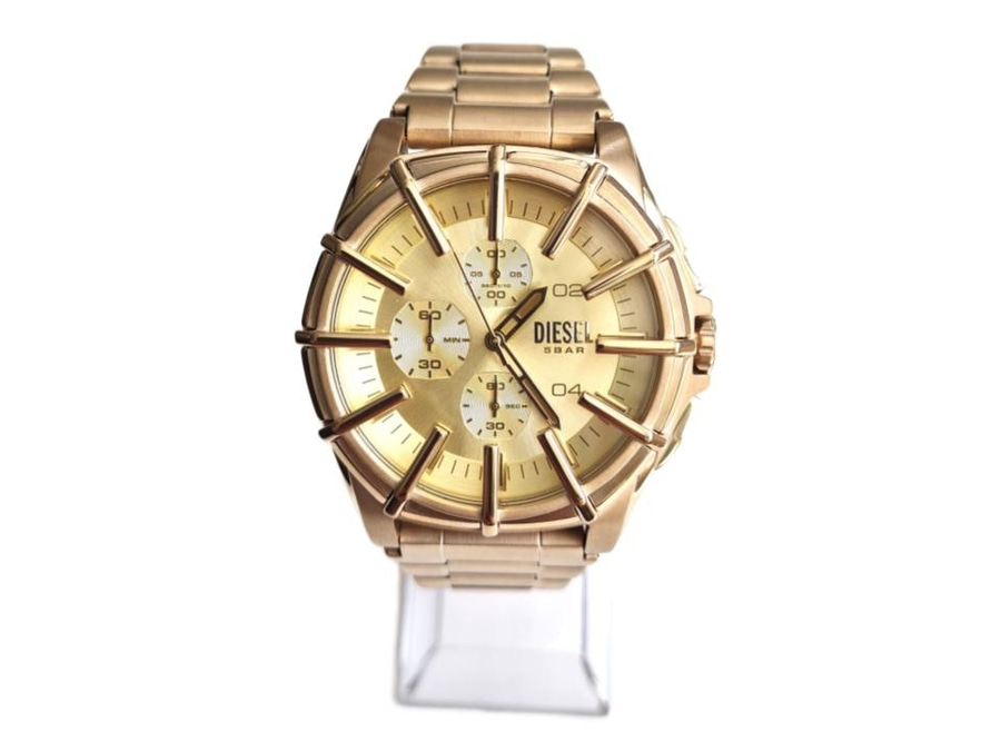 Goldene Diesel Herrenuhr mit drei Zifferblättern und einem robusten Armband.