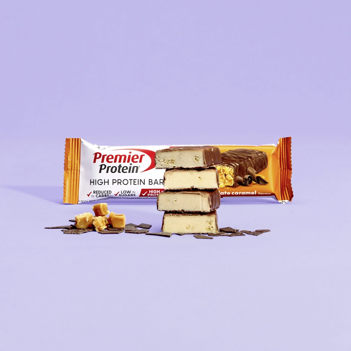 Premier Protein Riegel mit Karamellgeschmack, gestapelte Stücke und Schokoladensplitter.