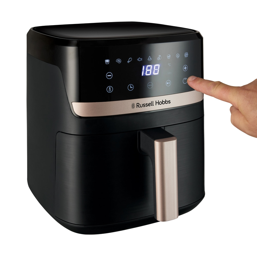 Schwarze Heißluftfritteuse mit Touchscreen und Bedienung durch eine Hand.