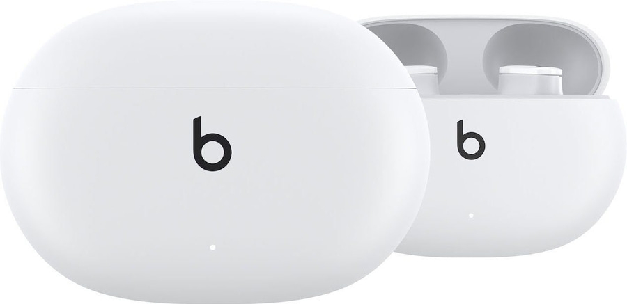 Weiße Beats Studio Buds mit dem 'b' Logo. Kabellose Kopfhörer in einer weißen Ladebox.