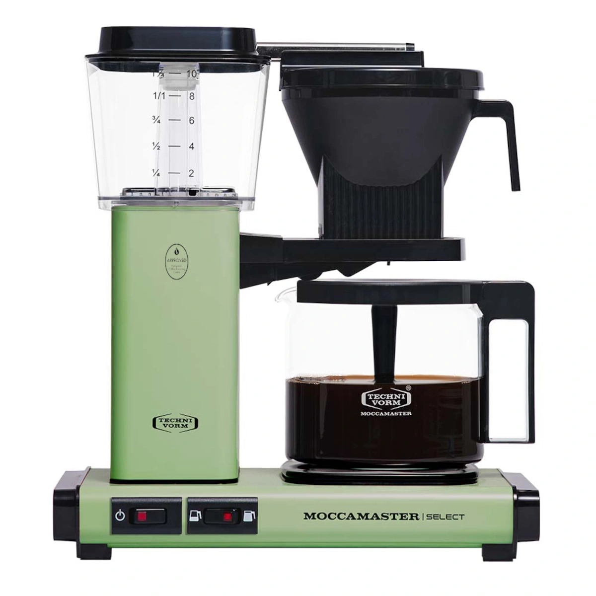 Grüne Moccamaster Kaffeemaschine mit schwarzem Filter und Kanne, bereit für Kaffee.