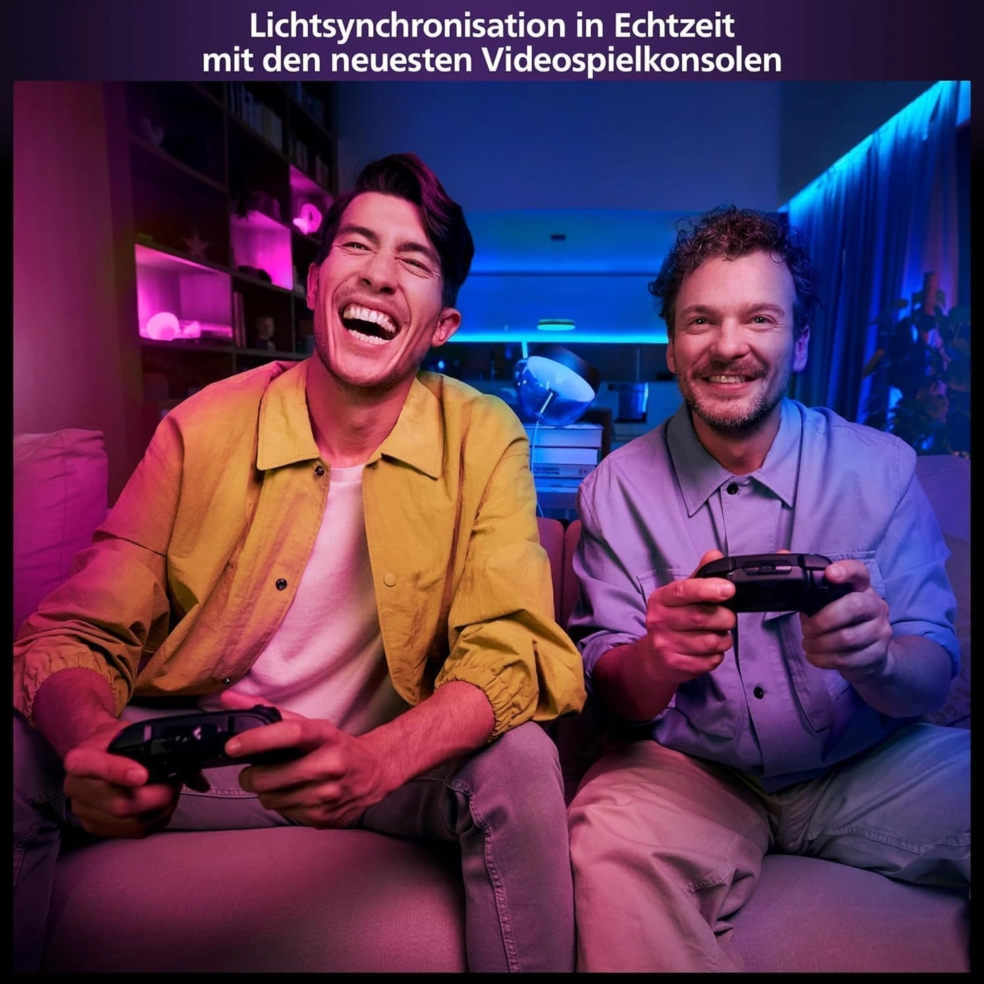 Zwei Männer spielen mit Gamecontrollern in einem Raum mit bunter Beleuchtung.